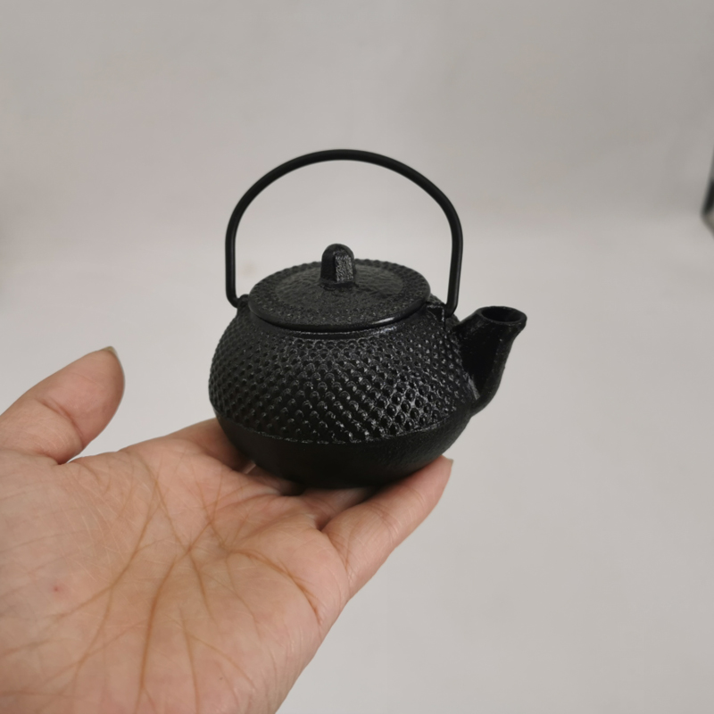 Cast Iron Teapot - إبريق شاي ياباني صغير من الحديد